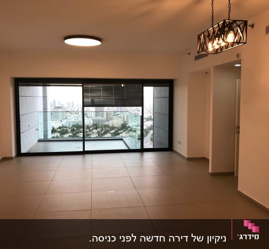 חדר ריק עם רצפה נקייה וחלון גדול